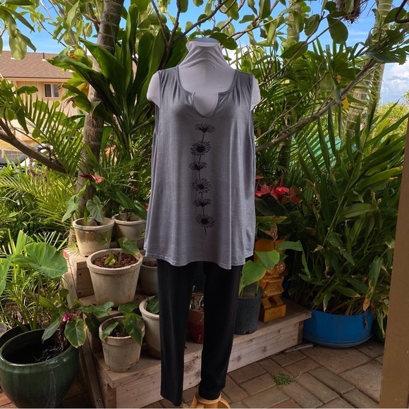 6 for $20♥️ plus sized Daisy blouse in a gray silvery color - Picture 4 of 7